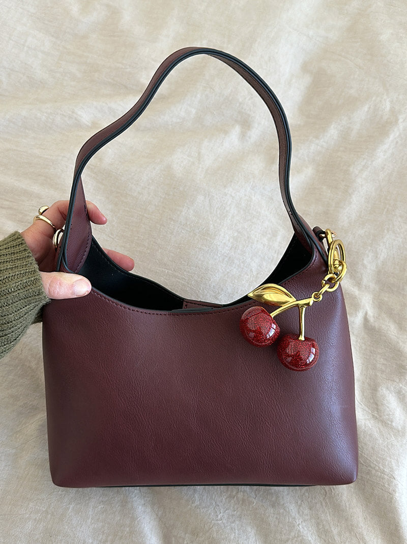 Clotilde | Sac en simili cuir  avec charme cerise